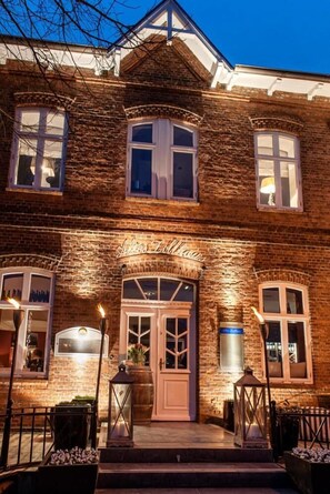 A brick building with a sign reading "Salisbury Hotel." - Hotel Sylter Zollhaus (Sylt)