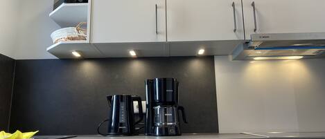 Réfrigérateur, four, plaque de cuisson, cafetière/bouilloire