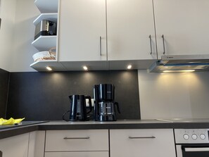 Fridge, oven, stovetop, coffee/tea maker