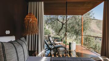 Romantic Suite | Soundproofing, iron/ironing board, free WiFi, bed sheets