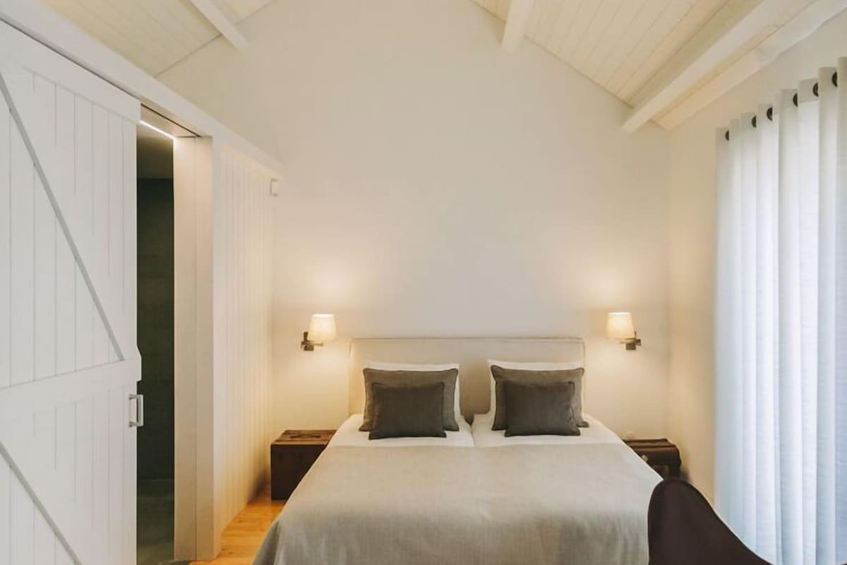 Soundproofing, iron/ironing board (on request), free WiFi, bed sheets