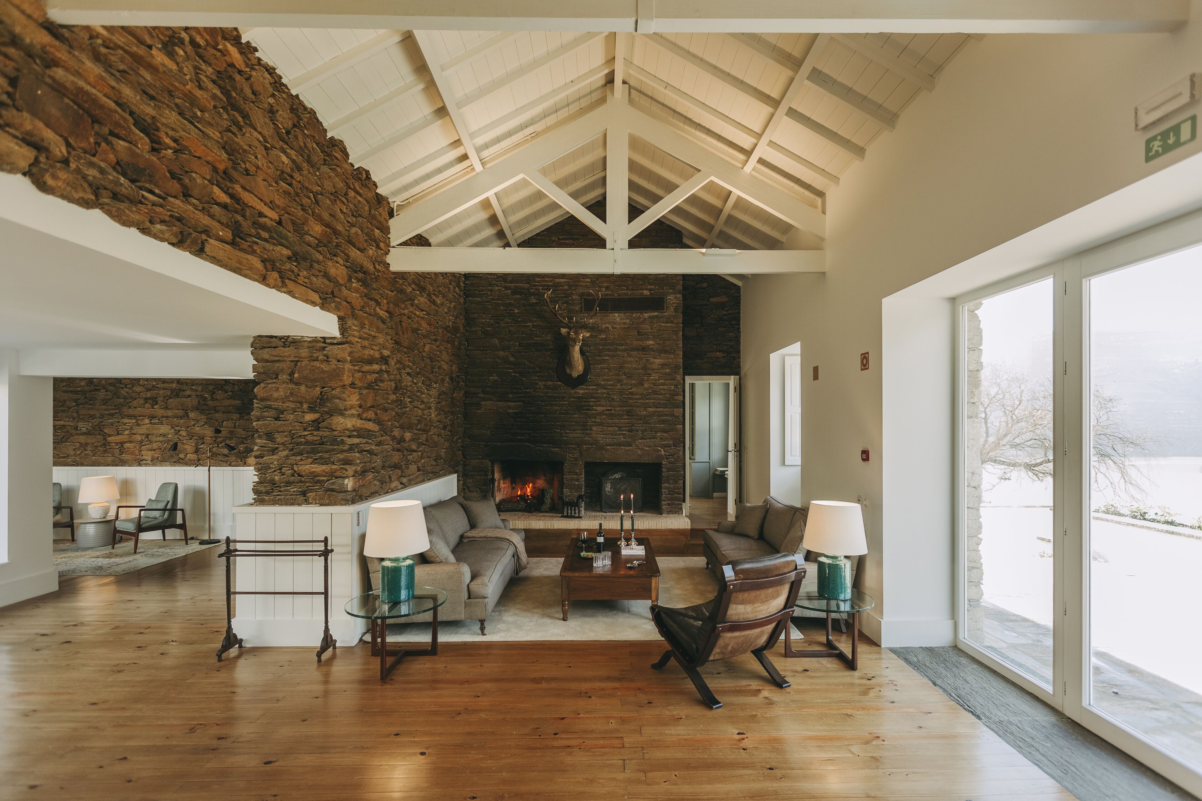 house, 6 bedrooms | living room | led tv