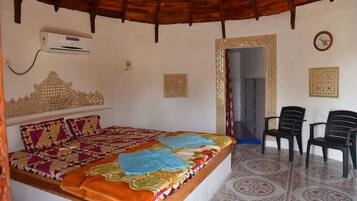 Phòng Premium | Bộ đồ giường cao cấp, bàn, khu vực làm việc phù hợp cho laptop