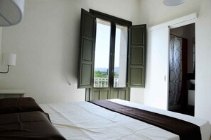 Tweepersoonskamer (4) | Een bureau, gratis wifi, beddengoed