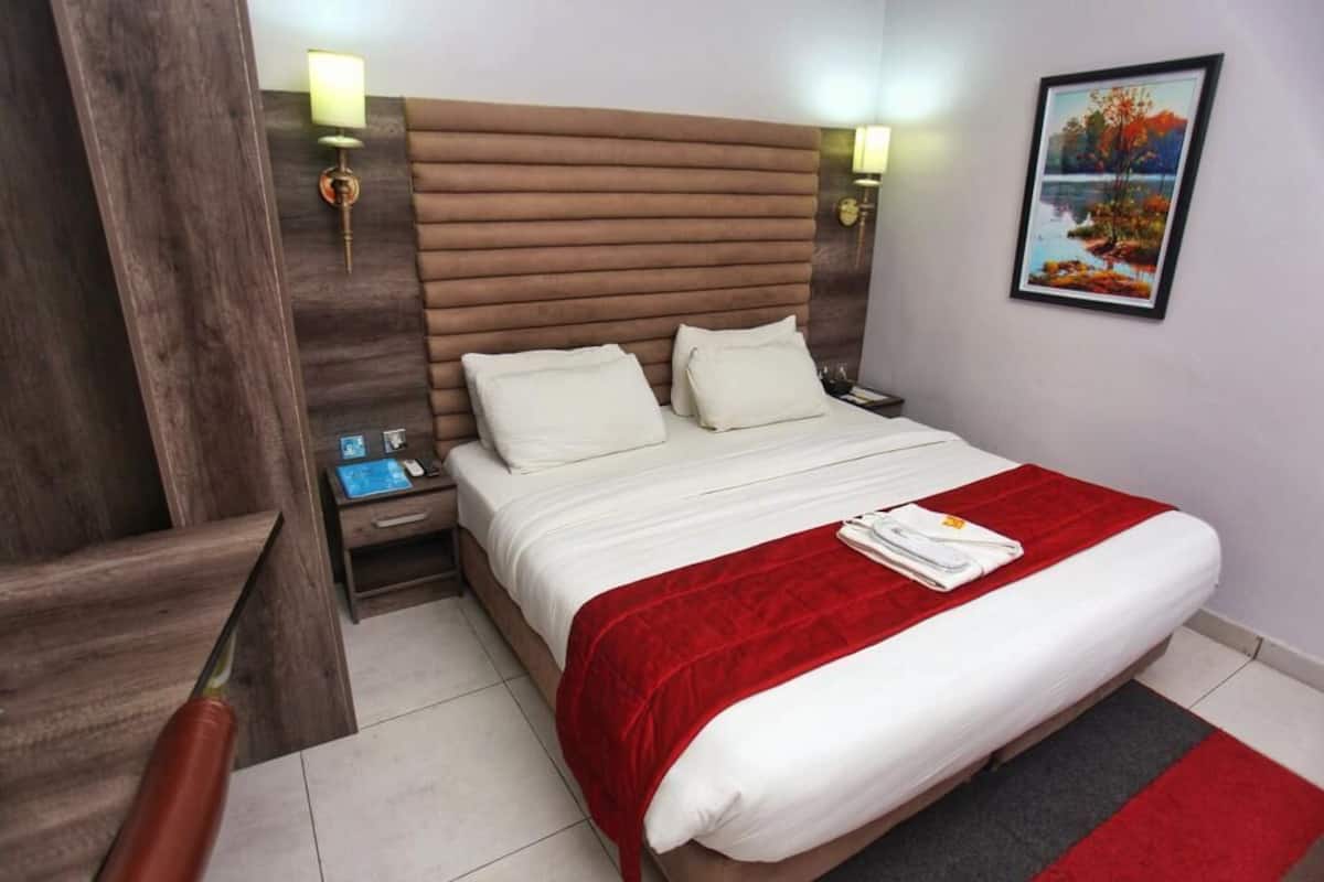 Classic Room, 1 King Bed, Non Smoking, Pool Access | Pillowtop beds, in-room safe, blackout drapes, WiFi (free)