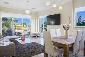 テレビ、テレビゲーム、ステレオ、書斎 / ワークスペース