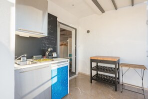 Estúdio | Cozinha americana privada | Geladeira, cooktop, cafeteira/chaleira, chaleira elétrica