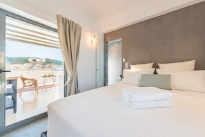 Estudio | Escritorio, tabla de planchar con plancha, wifi gratis y ropa de cama 