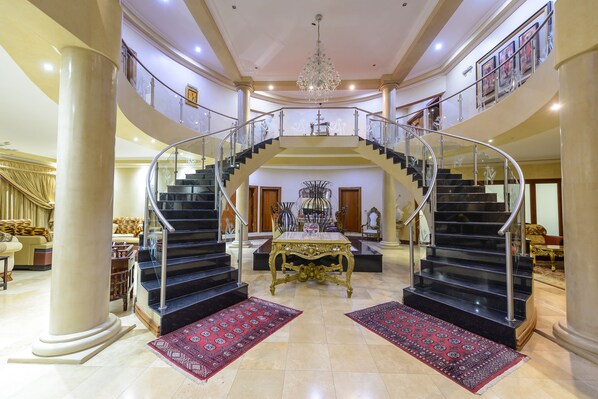 Lobby sitting area - Equestrian Royal Boutique Hotel & Spa (Midrand)