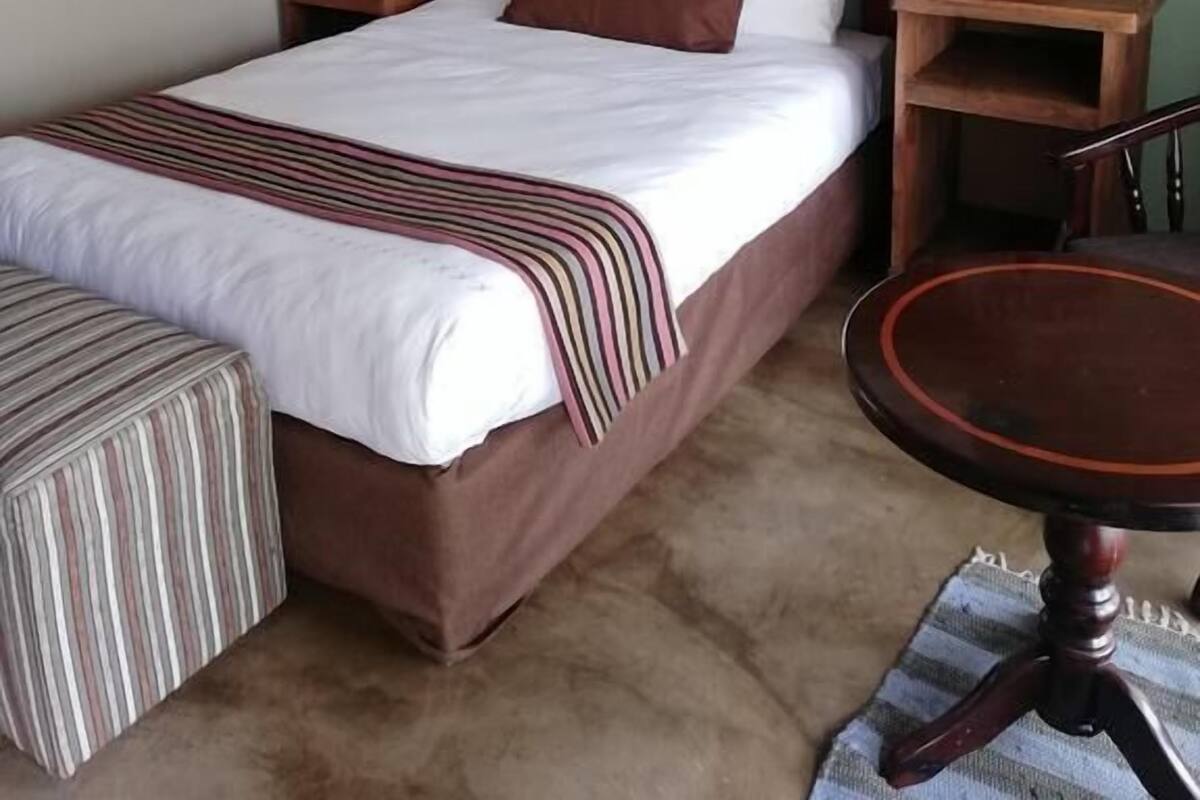 Deluxe tweepersoonskamer | Een bureau, een strijkplank/strijkijzer, gratis wifi, beddengoed