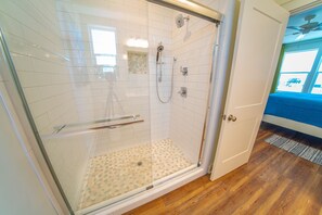 Combined shower/tub, hair dryer, towels - Make Waves for LESS 20% OFF!!! Family Friendly, Private Pool, Game Room (St. George Island)