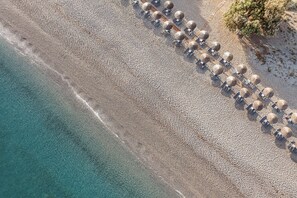 在海滩、沙滩椅、海滩遮阳伞、沙滩毛巾