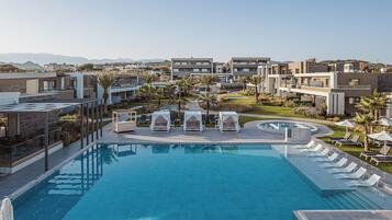 Indendørs pool, udendørs pool, parasoller, liggestole