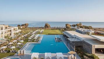 Indendørs pool, udendørs pool, parasoller, liggestole