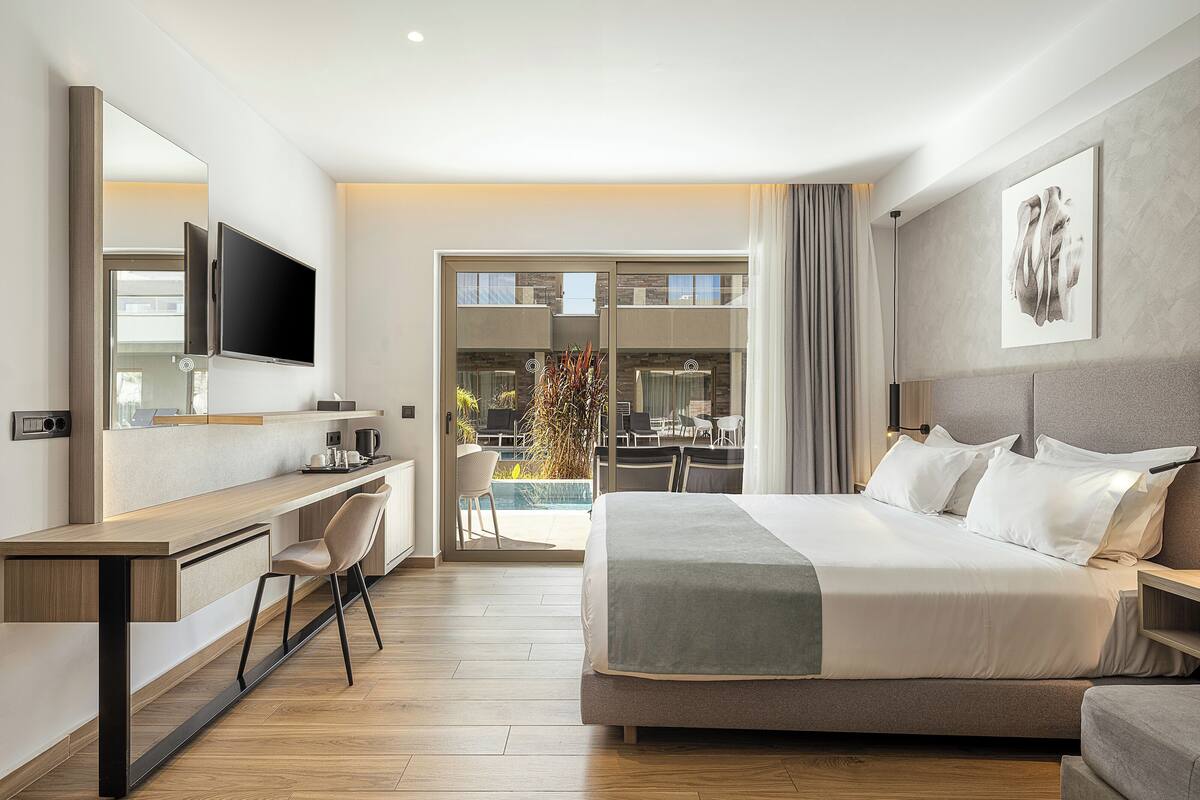 superior room swim-up | 1 bedroom, in-room safe, individually decorated, laptop workspace