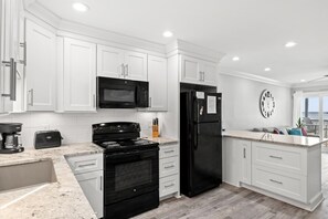 Kjøleskap, mikrobølgeovn, ovn og oppvaskmaskin