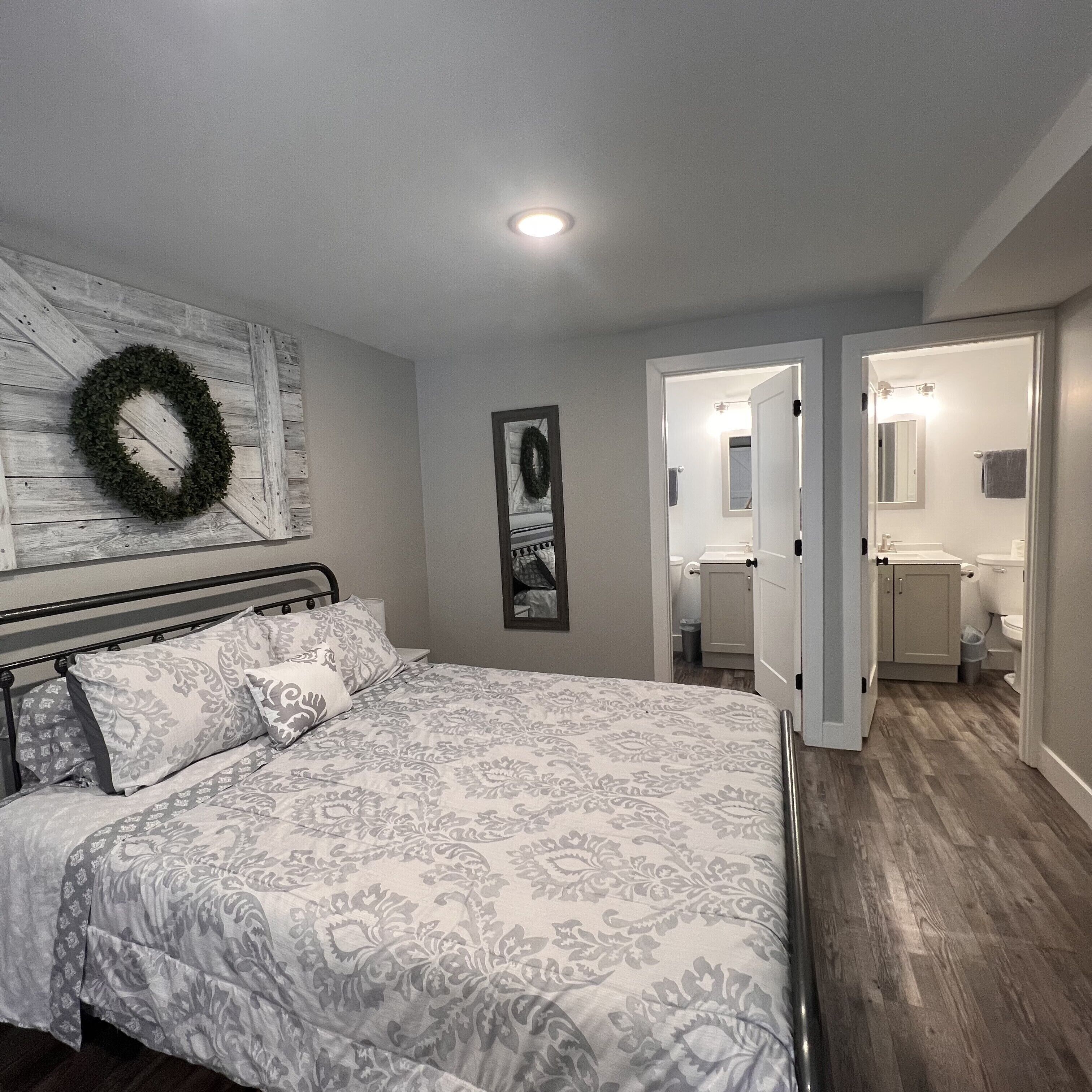 5 bedrooms, iron/ironing board, WiFi, bed sheets