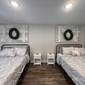 5 bedrooms, iron/ironing board, WiFi, bed sheets