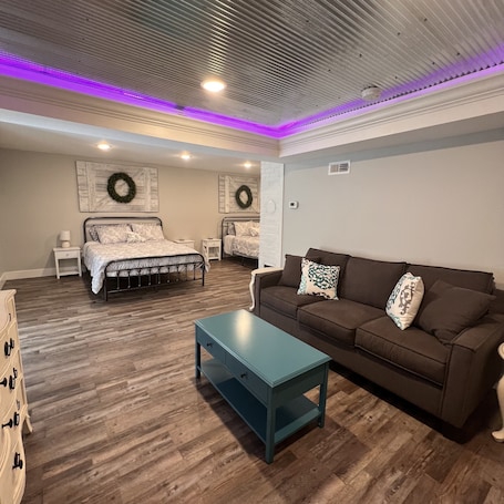 Smart TV. Newly remodeled home in Historic Hermann Wine Counrtry.