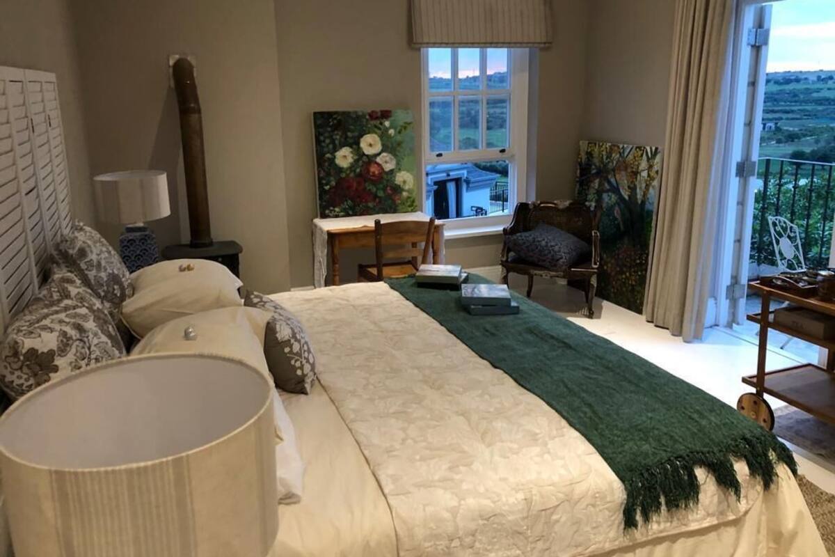 Individually furnished, laptop workspace, iron/ironing board, free WiFi