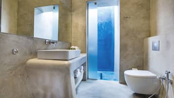 Vila (Pool View/ Sea View) | Banheiro | Chuveiro, produtos de toalete grátis, secador de cabelo