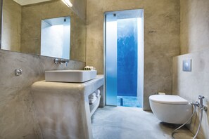Vila (Pool View/ Sea View) | Banheiro | Chuveiro, produtos de toalete grátis, secador de cabelo 