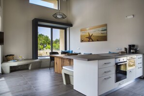 Villa (Pool View/ Sea View) | Área de sala de estar | Televisión de pantalla plana 