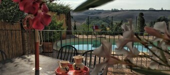 Pasqui Villas: Capanna ,country chic house in a village: garden,pool,view,WIFi