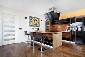Departamento superior, 2 habitaciones | Cocina privada | Refrigerador con congelador, horno, lavavajillas y cafetera y tetera 