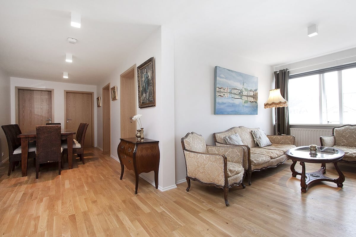 Appartement, 3 chambres | Aire de séjour | Téléviseur à écran plat
