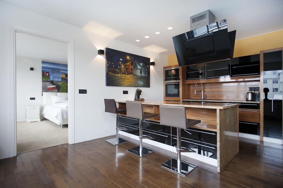 Appartement supérieur, 2 chambres | Cuisine privée | Cafetière-théière, réfrigérateur grande capacité avec congélateur