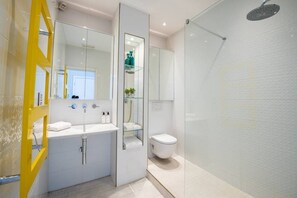 Dusche, umweltfreundliche Kosmetikartikel, Haartrockner, Bidet