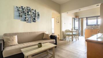 Apartment, 2 Schlafzimmer, Meerblick | Wohnbereich | Flachbildfernseher