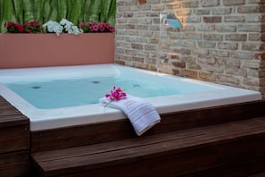 Bañera de hidromasaje privada