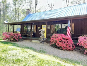 Property grounds - Charming Cabin + Hot Tub ~ Lake James & Linville Gorge ~ Pet-Friendly + Wi-Fi! (Morganton)