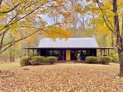 Charming Cabin + Hot Tub ~ Lake James & Linville Gorge ~ Pet-Friendly + Wi-Fi!
