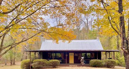 Charming Cabin + Hot Tub ~ Lake James & Linville Gorge ~ Pet-Friendly + Wi-Fi!