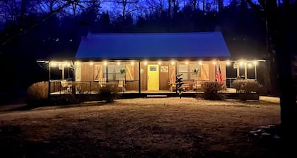 Charming Cabin + Hot Tub ~ Lake James & Linville Gorge ~ Pet-Friendly + Wi-Fi!