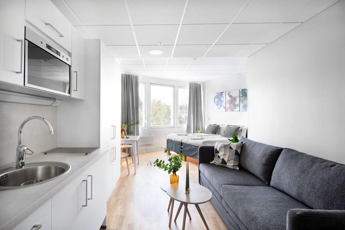 Luxe studio suite | Woonruimte | Een plasmatelevisie