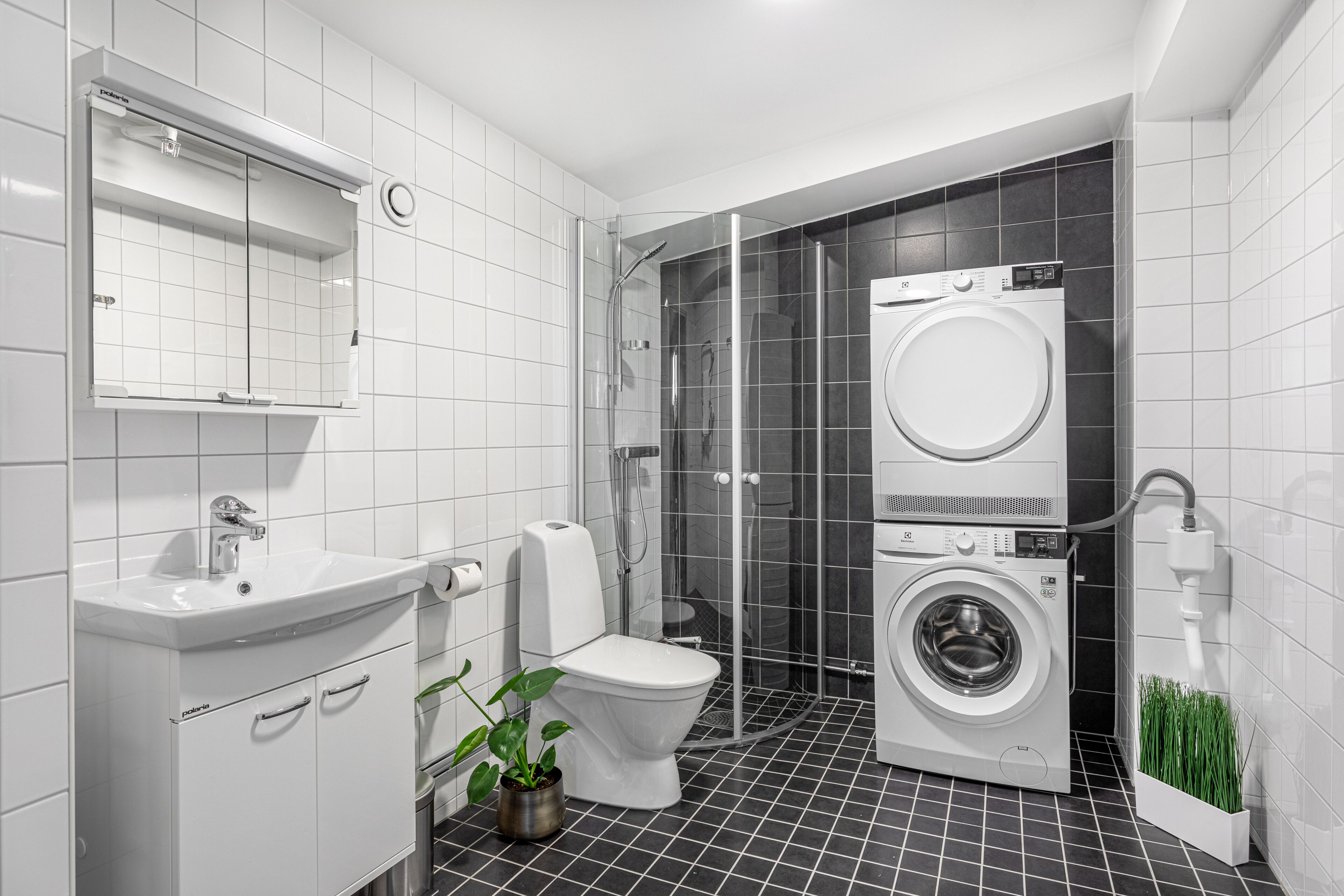 luxury duplex | bathroom | shower, hair dryer, bidet, towels
