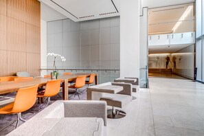 Lobby sitting area - Atlanta Buckhead Furnished Apartments (Atlanta)