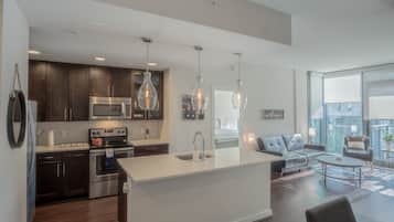Full-size fridge, microwave, oven, stovetop