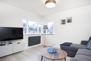 Căn hộ, 2 phòng ngủ | Khu phòng khách | TV màn hình phẳng 