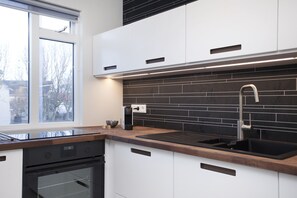 Departamento, 2 habitaciones | Cocina privada | Refrigerador, horno, parrilla de estufa y cafetera y tetera