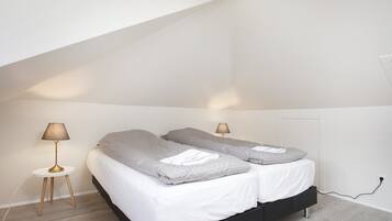 Espacio para trabajar con laptop y tabla de planchar con plancha