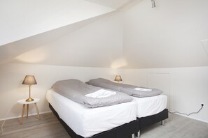 Departamento, 2 habitaciones | Espacio para trabajar con laptop y tabla de planchar con plancha