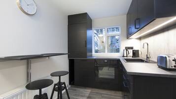 Refrigerador, horno, placa de cocina, cafetera/tetera