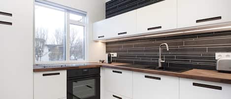 2 bedrooms, laptop workspace, iron/ironing board, free WiFi