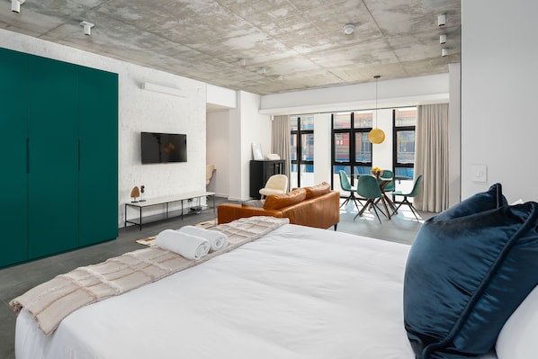 Premier-Studio | Hochwertige Bettwaren, Schreibtisch, laptopgeeigneter Arbeitsplatz