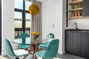 Premier-studio | Ruokailu omassa huoneessa